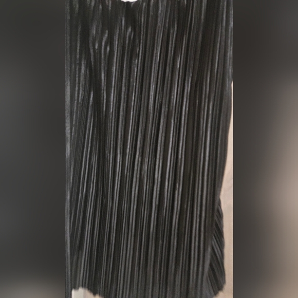 H&M Black plisse spaghetti strap top. Size Small - Picture 5 of 9